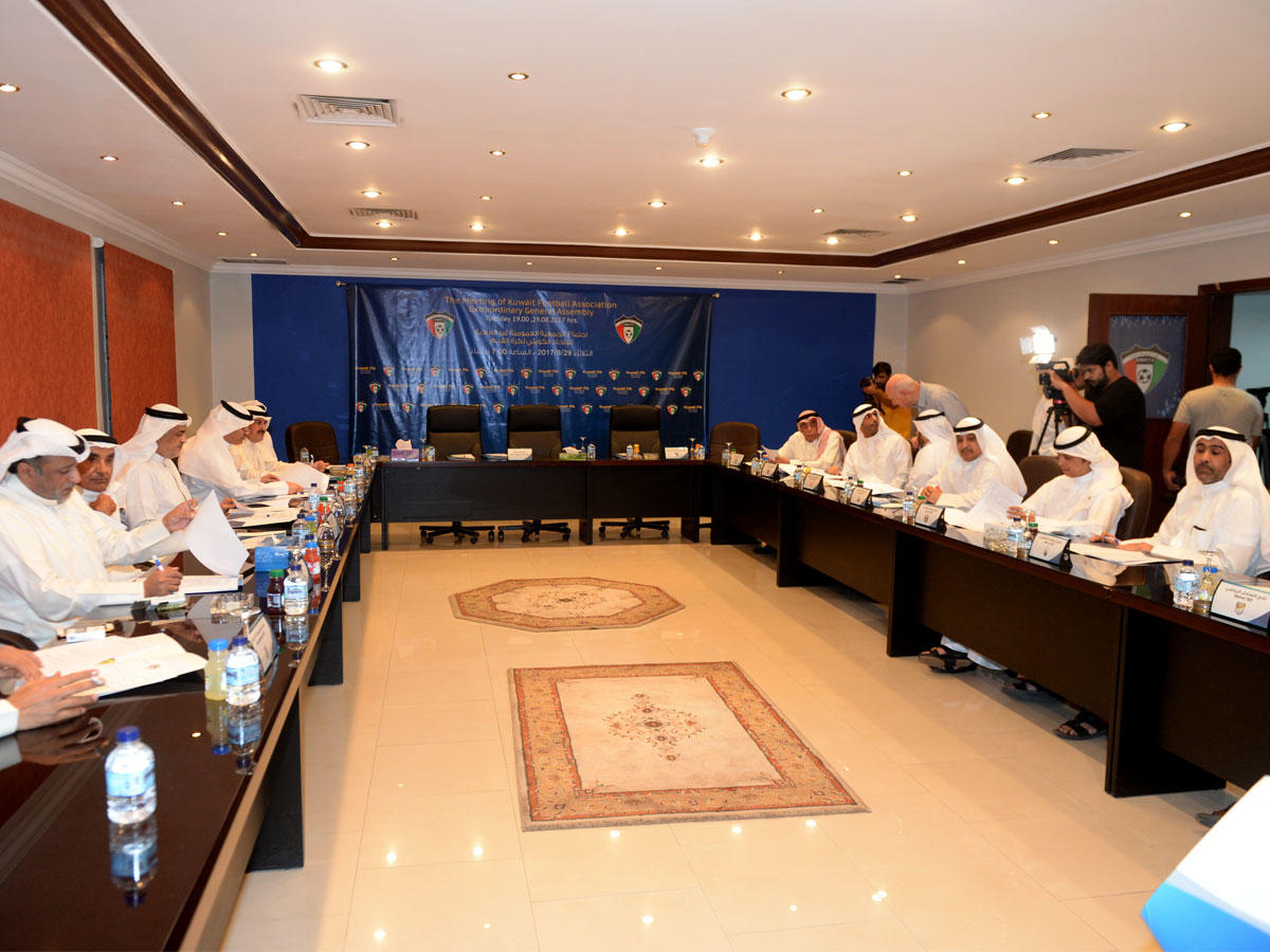 ممثلو الأندية خلال حضورهم الاجتماع أمس  (تصوير عوض التعمري)