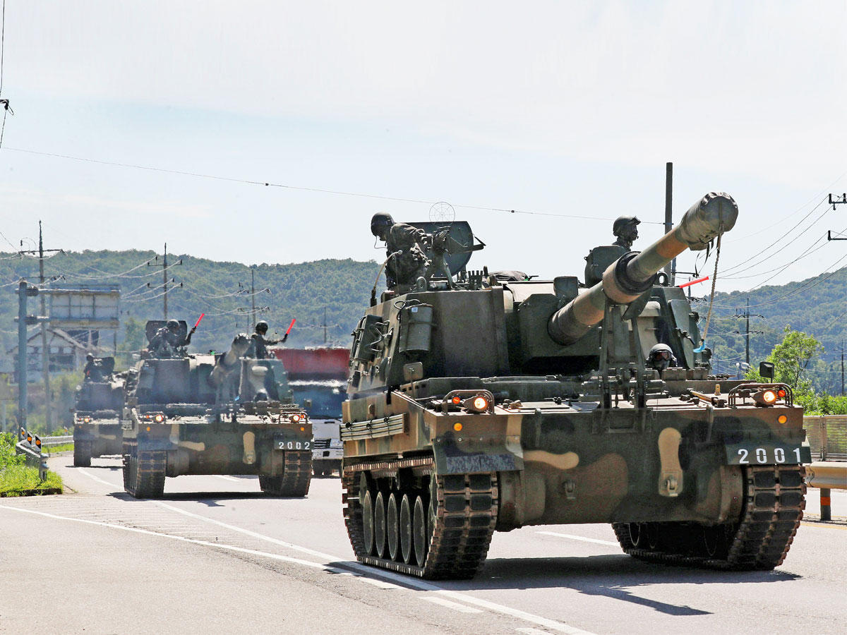 مدفعية ذاتية الحركة من طراز K-9 تابعة للجيش الكوري الجنوبي تشق طريقها في باغو أمس