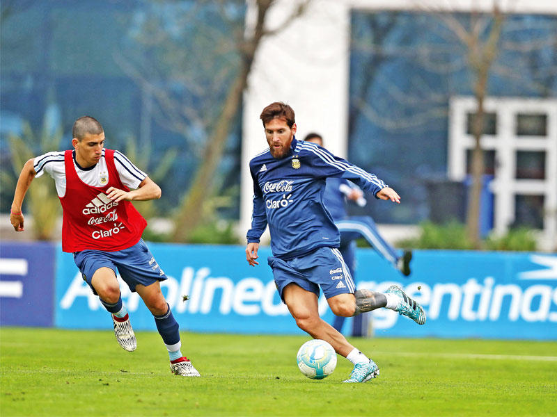 ميسي خلال تدريبات المنتخب الأرجنتيني