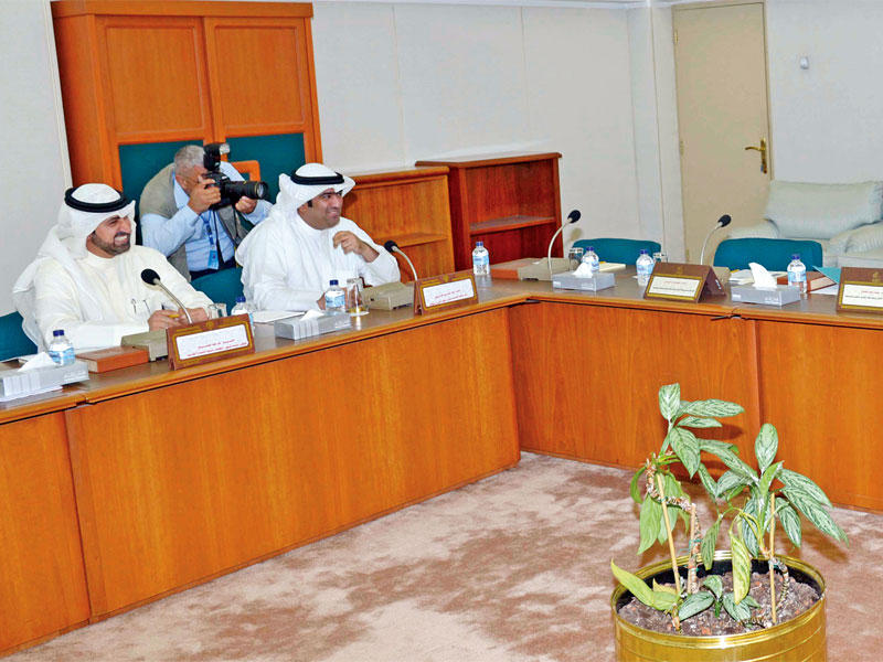 الروضان في اجتماع لجنة تحسين بيئة الأعمالt(تصوير عبدالله خلف)