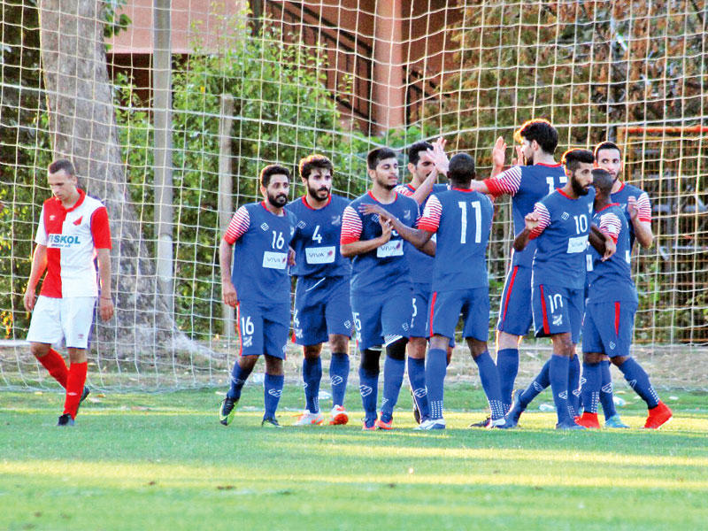 لاعبو التضامن يحتفلون بهدف عبدالله السعود