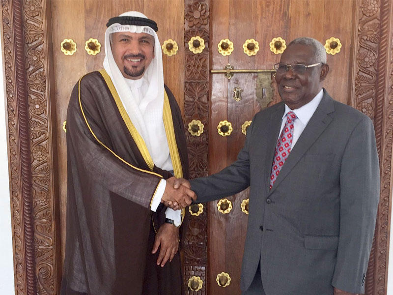 رئيس زنجبار السفير سيف علي عيدي خلال لقائه سفير دولة الكويت لدى جمهورية تنزانيا جاسم الناجم