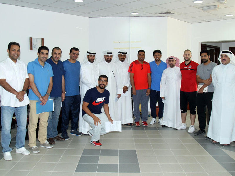 الخزعل يتوسط مسؤولي الأكاديميات بعد الاجتماع