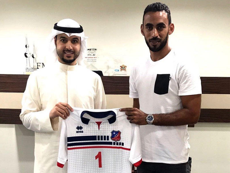 مدير اللعبة محمد النصف مع عبدالله جاسم بعد توقيع العقد 