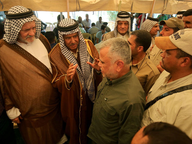  قائد منظمة بدر المدعومة من إيران، مع زعماء القبائل وهم يتجمعون لعقد اجتماع في الموصل في لمناقشة الوضع الأمني بعد أن عمدت القوات العراقية إلى إعادة ضبط المدينة من تنظيم داعش