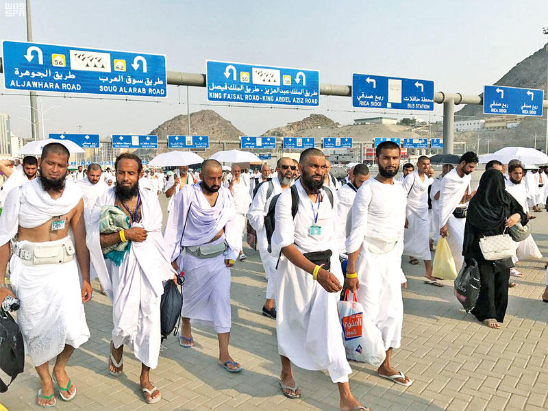 حجاج في مشعر منى بمكة المكرمة أمس (واس)