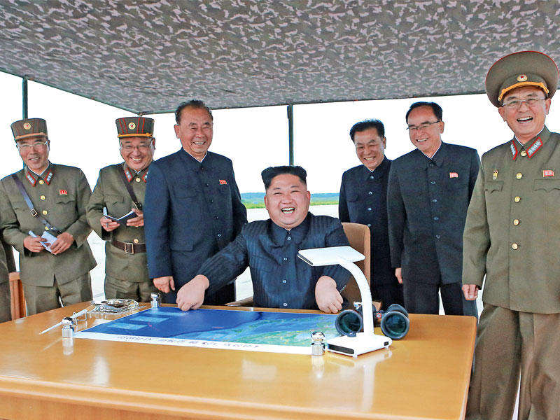 صورة نقلتها «رويترز» أمس عن وكالة الأنباء المركزية في بيونغ يانغ لكيم مبتسماً خلال متابعته عملية إطلاق الصاروخ