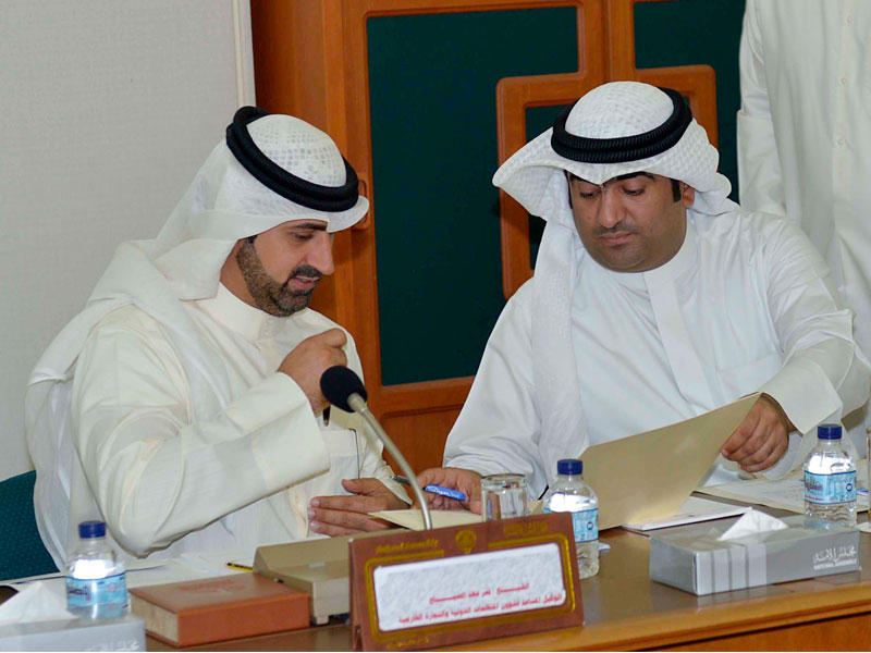 وزير التجارة وزير الدولة لشؤون الشباب بالوكالة خالد الروضان خلال اجتماع لجنة تحسين الأعمال البرلمانية