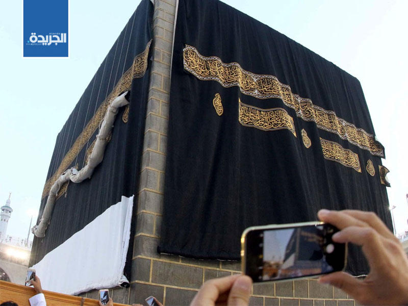 جانب من استبدال كسوة الكعبة المشرفة الحالية بكسوة جديدة