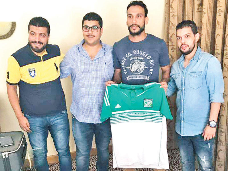 شوقي السعيد يحمل قميص العربي بجانب علي الكاظمي