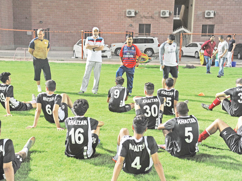 الأنصاري يلقي بتعليماته على لاعبيه خلال التدريبات الأخيرة