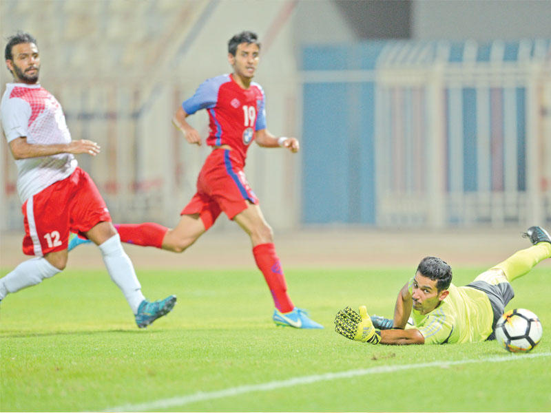 كرة طلال جازع في طريقها لمرمى الصليبيخات 