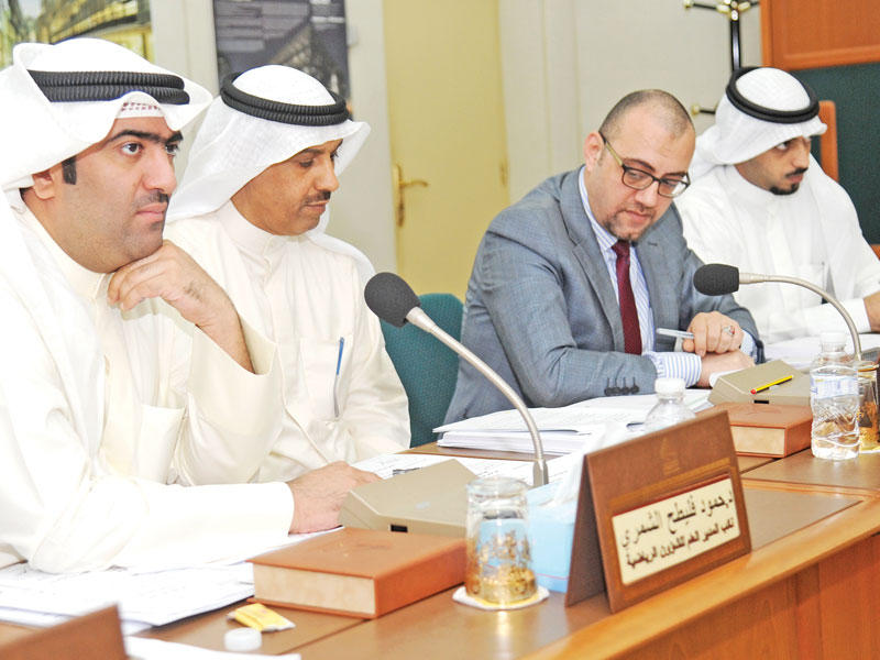 الروضان في اجتماع سابق للجنة الشباب والرياضة