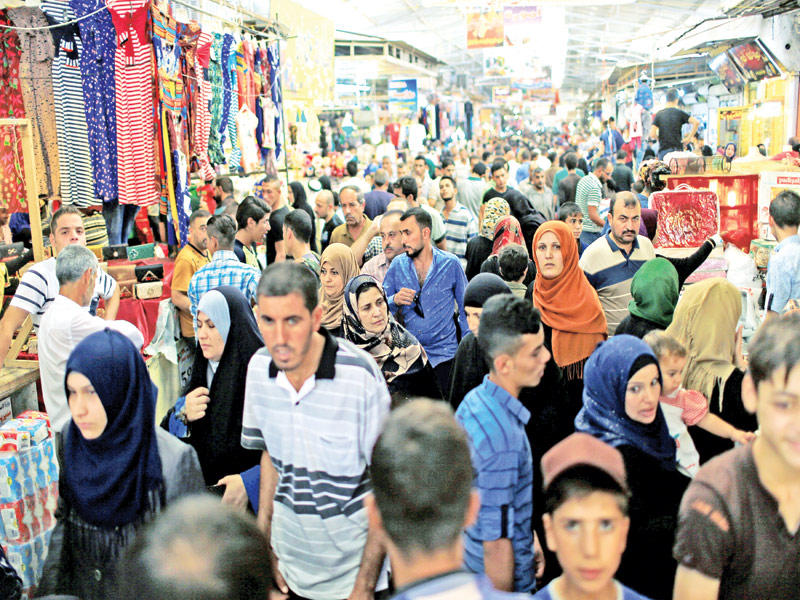 أحد أسواق مدينة الموصل وهي مكتظة بالمتبضعين أمس (رويترز)