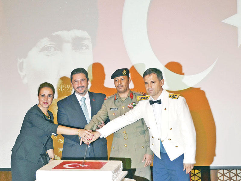 قطع كيك الاحتفال بيوم النصرn