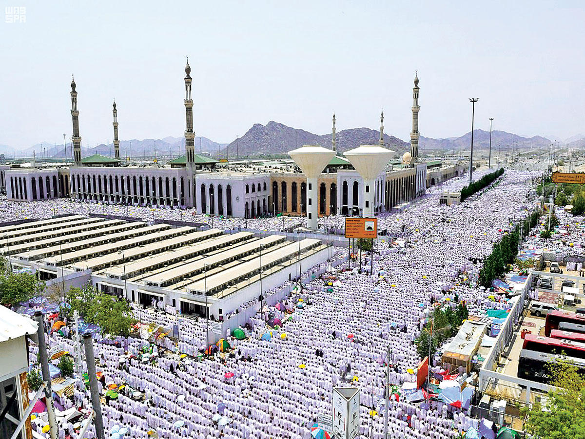 الحجاح يؤدون صلاتي الظهر والعصر في صعيد عرفة أمس (واس)