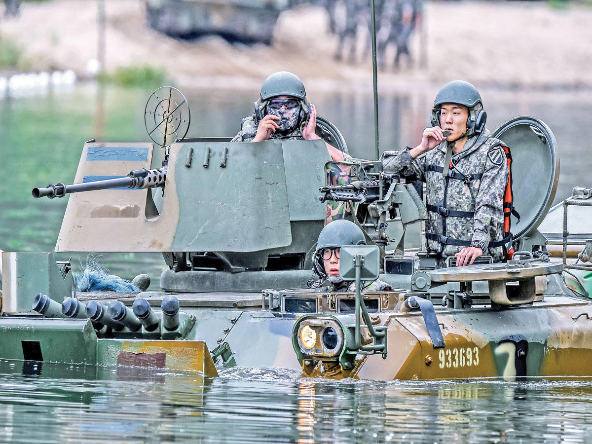 جانب من ختام المناورات الأميركية الكورية أمس (رويترز)