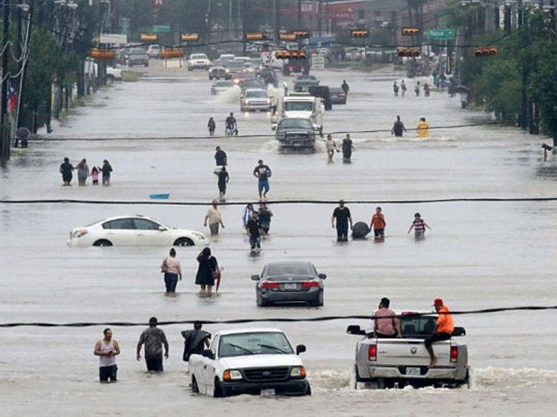  أحد الشوارع  التي حولتها العاصفة إلى بحيرة سباحة (أرشيفية)