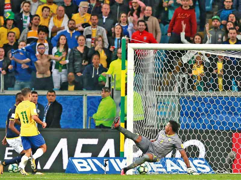 كوتينيو نجم المنتخب البرازيلي يسجل هدفه