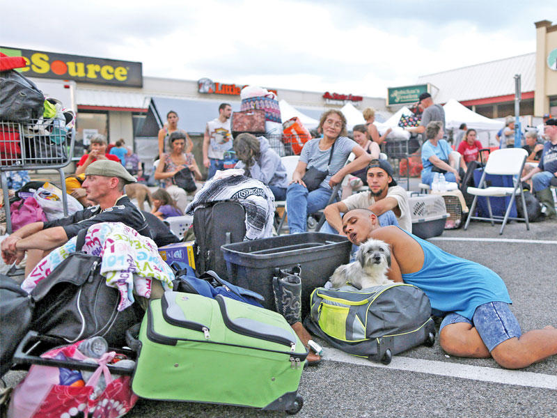 أميركيون ينتظرون إجلاءهم من تكساس إلى لويزيانا أمس (رويترز)