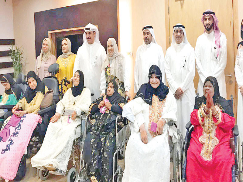  العدواني خلال زيارتها نزلاء الرعاية والمسنين 