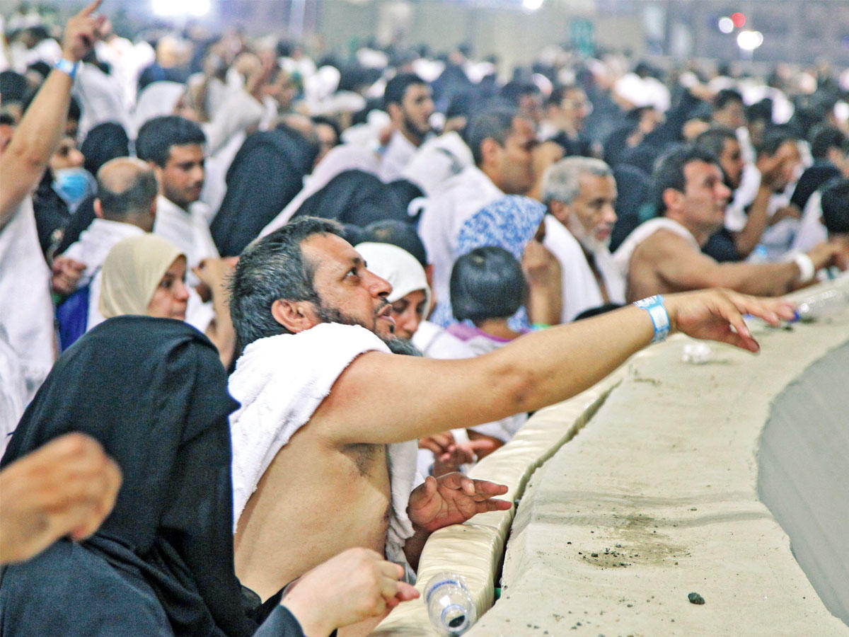 حجاج يرمون جمرة العقبة الكبرى أمس (أ ف ب)