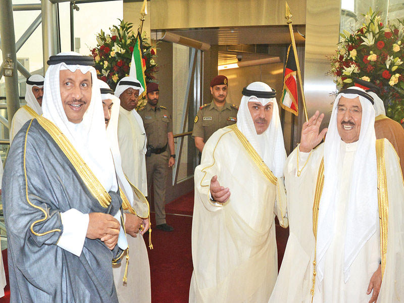 الأمير خلال مغادرته إلى الولايات المتحدة الأميركية... ويبدو ناصر المحمد ورئيس الوزراء