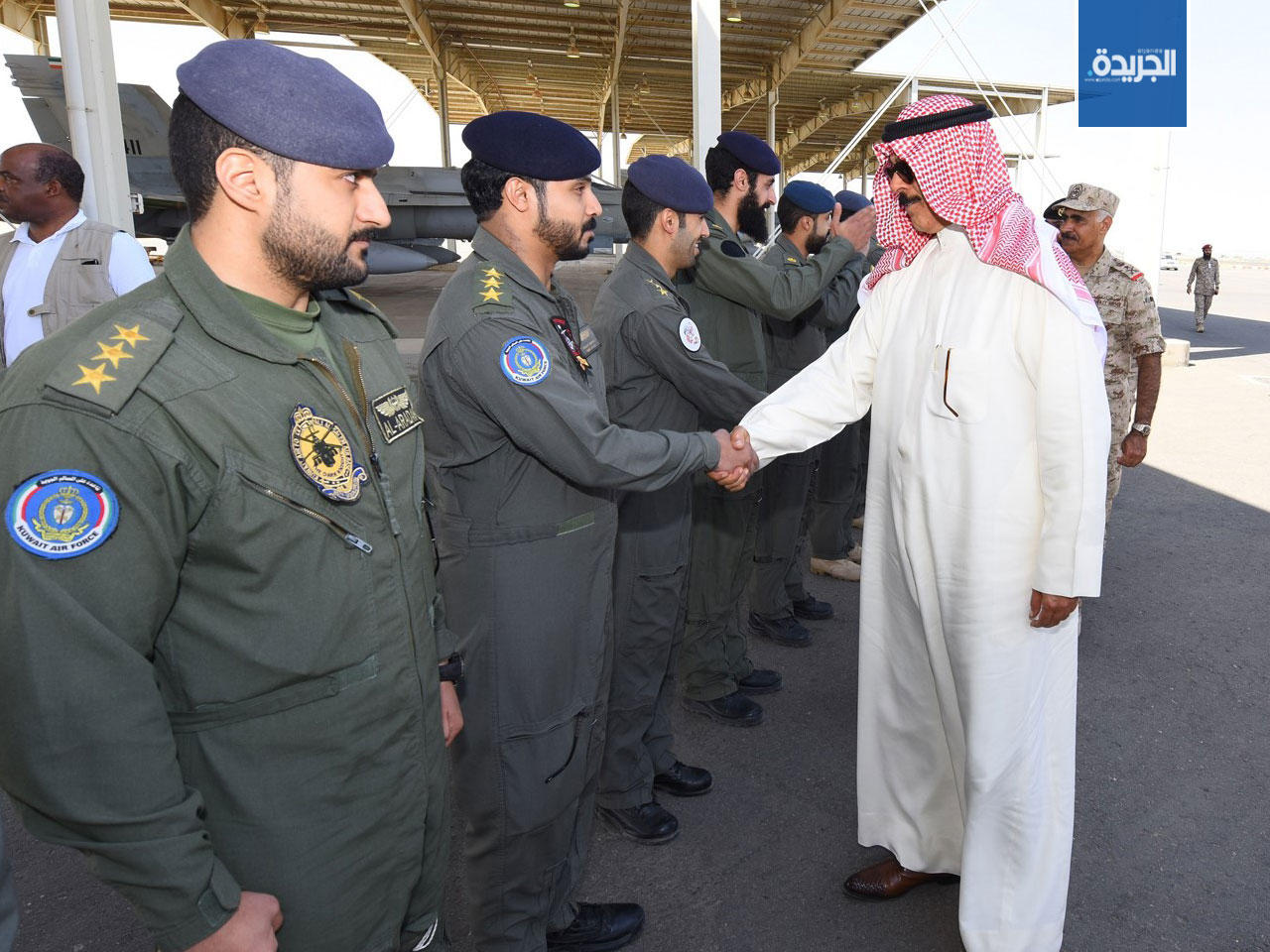 نائب رئيس مجلس الوزراء ووزير الدفاع الكويتي الشيخ محمد الخالد يصافح الطيارين الكويتيين المشاركين بعملية إعادة الأملn