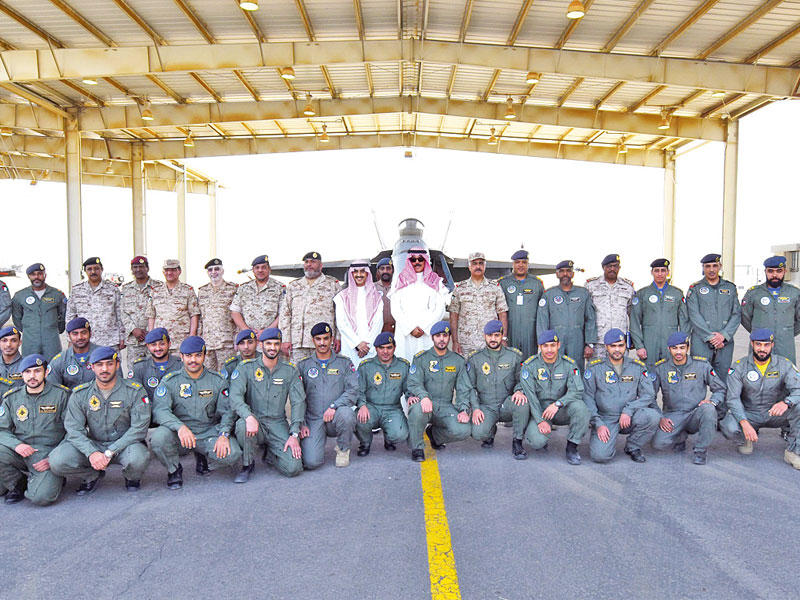 الخالد خلال تفقده القوات الكويتية المشاركة في «إعادة الأمل» بالسعودية