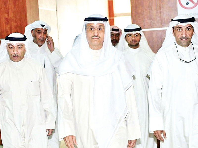 المزرم خلال جولته على قطاعي الإذاعة والتلفزيون