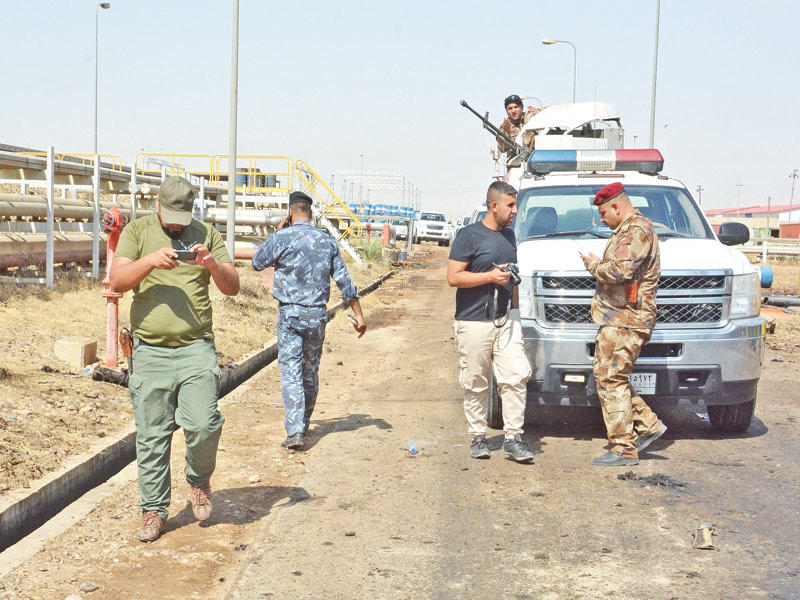 عناصر من القوات العراقية قرب محطة الكهرباء التي هاجمها تنظيم داعش في سامراء أمس (أ ف ب)