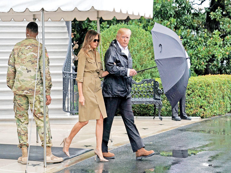 ترامب وزوجته ميلانيا يغادران البيت الأبيض إلى تكساس لتفقد أضرار الفيضانات أمس (رويترز)