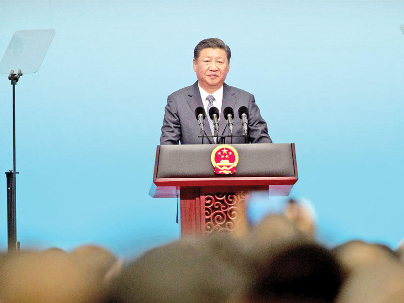 الرئيس الصيني خلال حفل افتتاح أعمال القمة (رويترز)