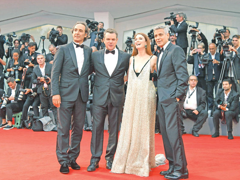 كلوني ومور وديمون وديسبلات على السجادة الحمراء