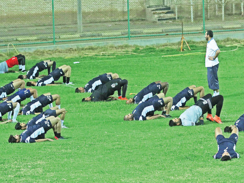 دهيليس خلال إشرافه على التدريبn