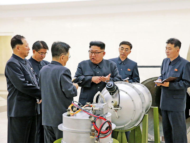 الزعيم الكوري يتفقد القنبلة الهيدروجينية قبل تفجيرها أمس (أي بي إيه)