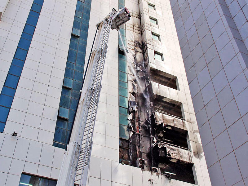 استخدام سلم الإطفاء في اخماد الحريق