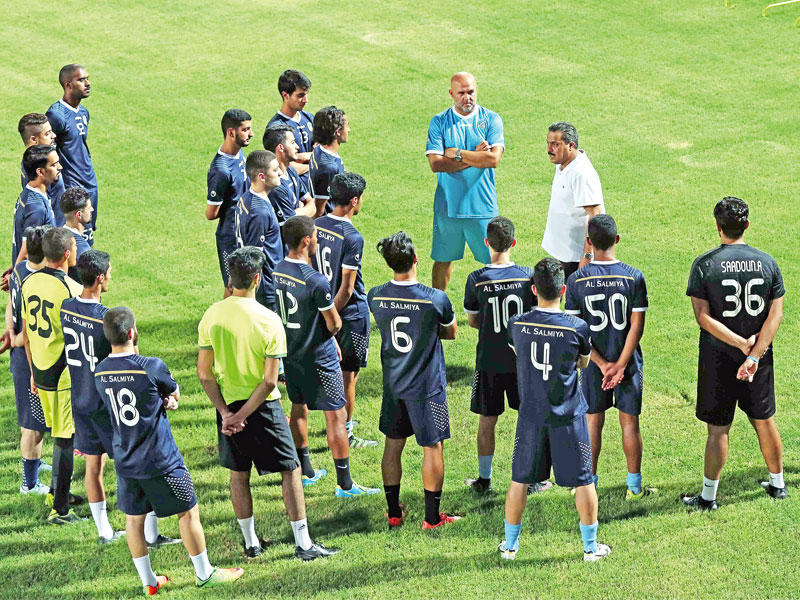 عبدالعزيز حمادة يوجه اللاعبين في تدريب سابق لفريق السالمية