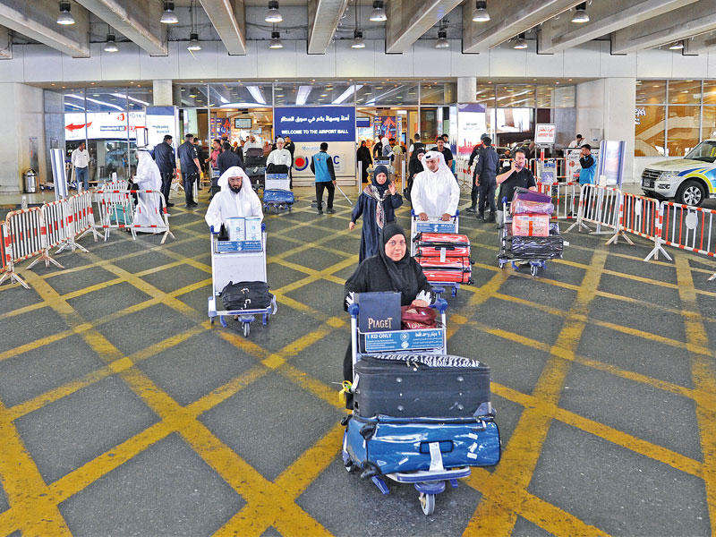طلائع الحجاج الكويتيين العائدين إلى البلادt(تصوير عوض التعمري)