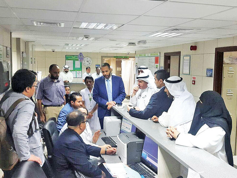 الرشيدي يقدم شرحاً عن أعمال المستشفى للوفد الكوري