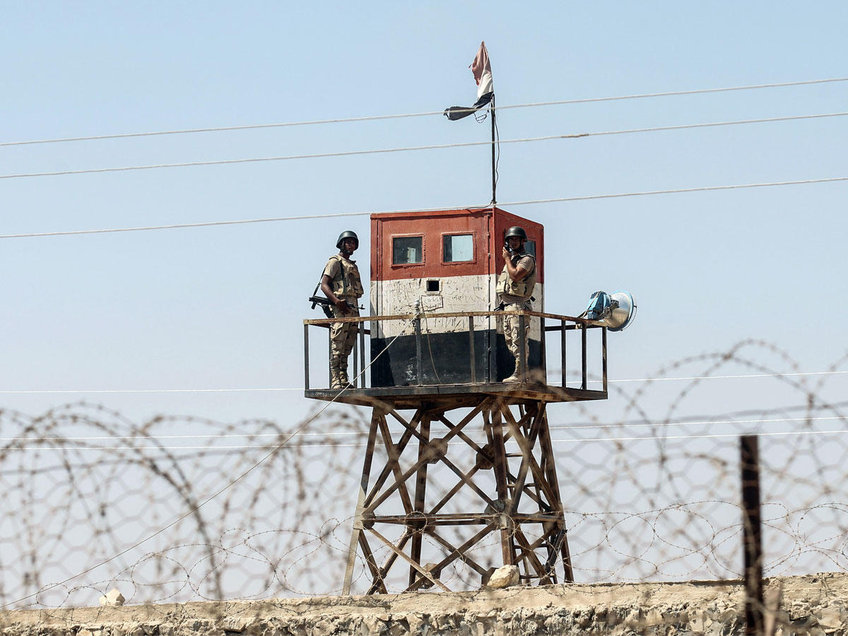 مدينة رفح تظهر جنودا مصريين يقفون حارسا في برج المراقبة عبر الحدود بين غزة ومصر