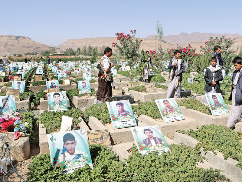 حوثيون يزورون ذويهم بمقبرة في صنعاء أمس الأول t(رويترز)