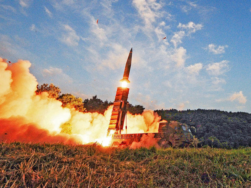 صاروخ باليستي دفاعي ينطلق أثناء مناورات أجرتها كوريا الجنوبية أمس قرب بحر اليابان (إي بي أيه)