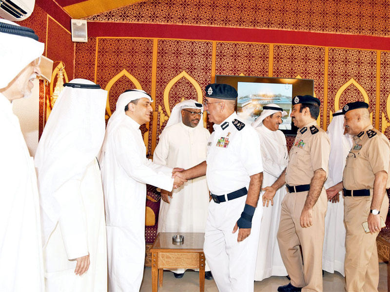 اليوسف خلال زيارته ديوانية المتقاعدين 