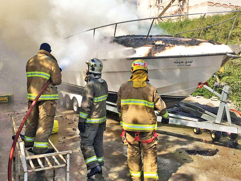 رجال المكافحة يكافحون الحريق
