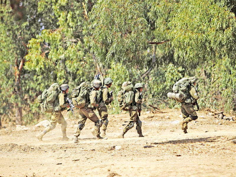 جنود إسرائيليون يشاركون في المناورات بمرتفعات الجولان المحتل  اليوم  (أ ف ب)