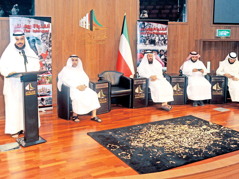 الحربش متحدثاً في المؤتمر الصحافي وإلى جانبه عدد من النواب (تصوير عبدالله الخلف)