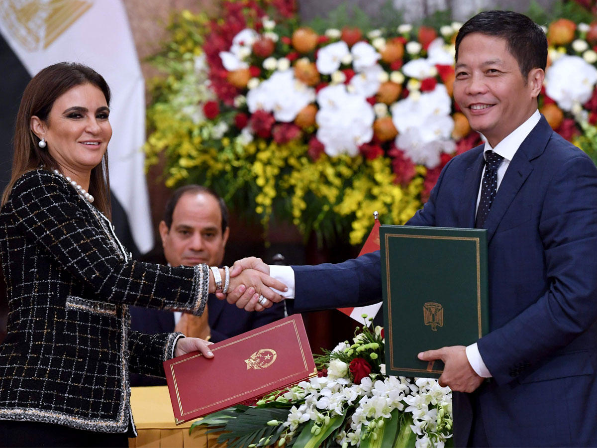 وزيرة التعاون الدولي المصري سحر نصر ووزير الصناعة والتجارة في فيتنام