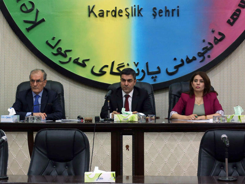 يشارك محافظ محافظة كركوك، نجم الدين كريم، في التصويت في مجلس محافظة كركوك- ارشيفية