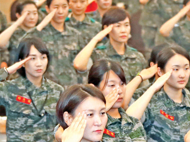 جنديات كوريات جنوبيات يحيون العلم في سيول أمس     ( اي بي ايه)